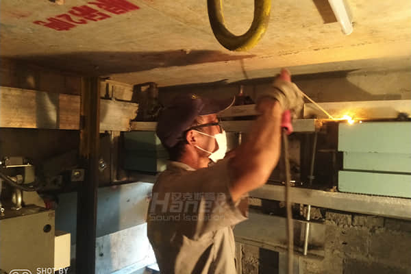 住戶(hù)室內(nèi)長(zhǎng)期遭受電梯困擾，該如何解決？